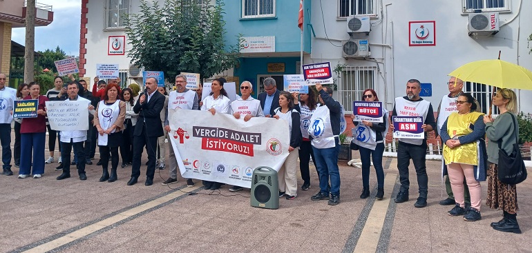 Mersin’de sağlık çalışanları, vergi adaletsizliğine karşı 37 haftadır her Çarşamba