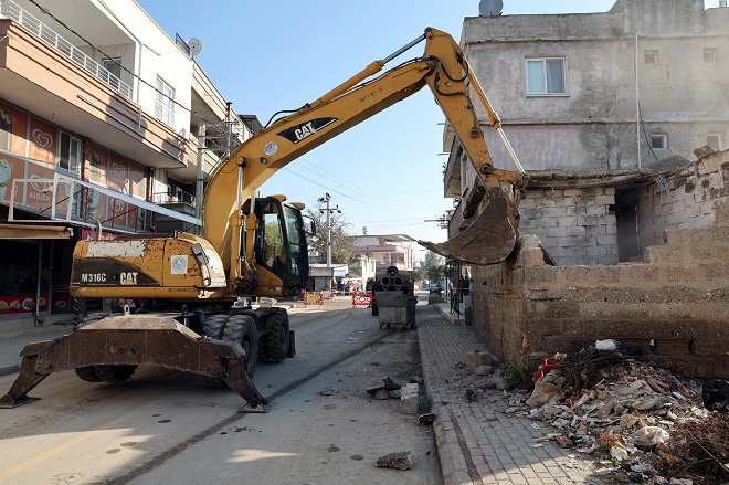 Akdeniz Belediyesi, her an yıkılma riski taşıdığı için halkın can