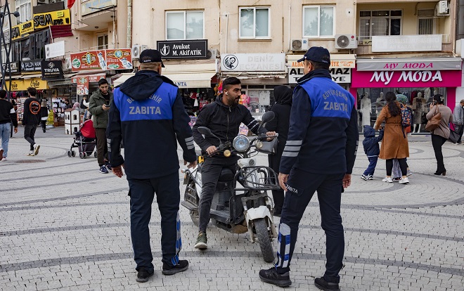 Mersin Büyükşehir Belediyesi Zabıta Dairesi Başkanlığı’na bağlı ekipler, Tarsus’ta araç