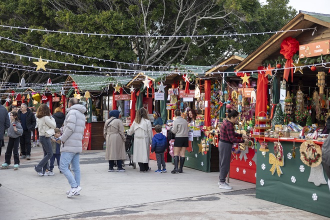 Mersin Büyükşehir Belediyesi’nin Özgecan Aslan Barış Meydanı’na kurduğu Yılbaşı Pazarı