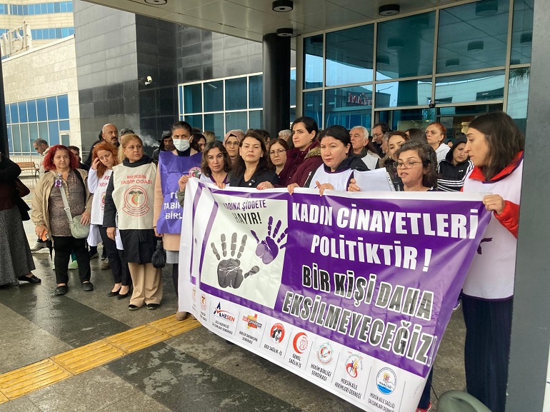 Mersin’de sağlık çalışanları artan kadın cinayetlerine tepki göstererek İstanbul Sözleşmesi’nin