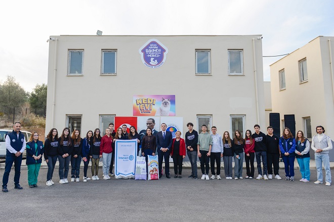 Lise öğrencilerinden oluşan Mersin Interact Kulübü üyeleri, Yenişehir Belediyesi Geçici
