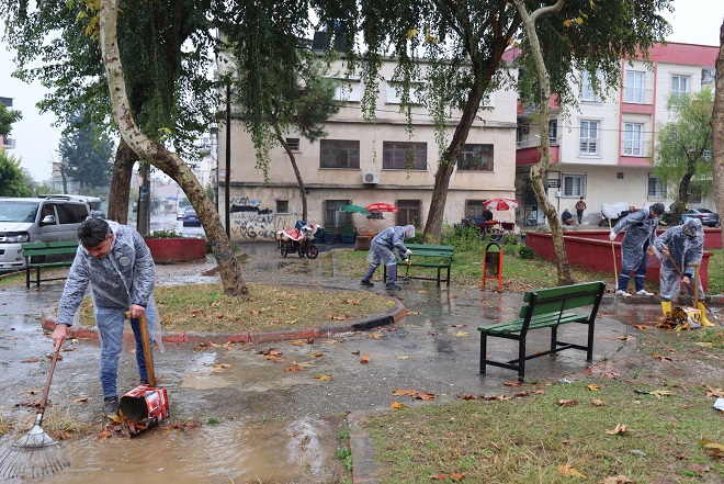 Toroslar Belediyesi, yoğun yağışlar nedeniyle oluşabilecek su taşkınlarına karşı sokak