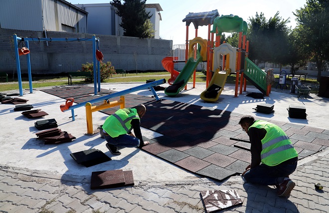 Akdeniz Belediyesi, bir yandan oyun, spor ve oturma gruplarını yenilediği