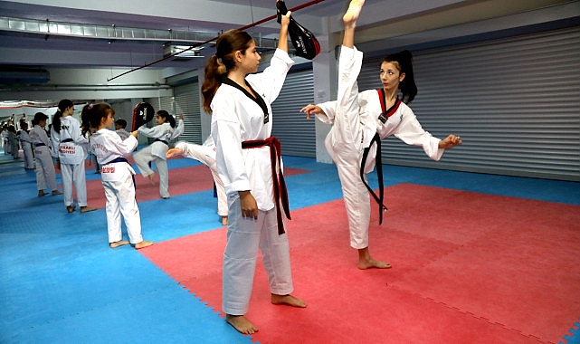 Bayraklı Belediyesinin bu yıl 16 branşta açtığı kış spor okulları,