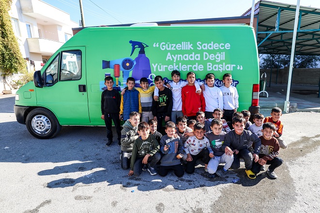 Mezitli Belediyesi’nin hayata geçirdiği Mobil Kuaför hizmeti kentin çeşitli bölgelerinde