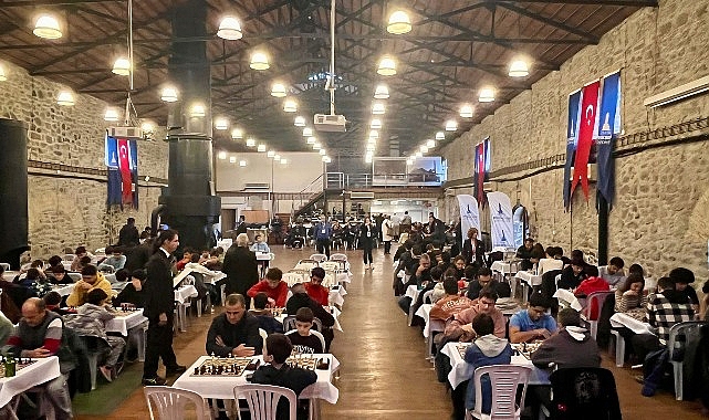 İzmir Büyükşehir Belediyesi’nin organize ettiği Geleneksel Satranç Turnuvası’nda dereceye giren