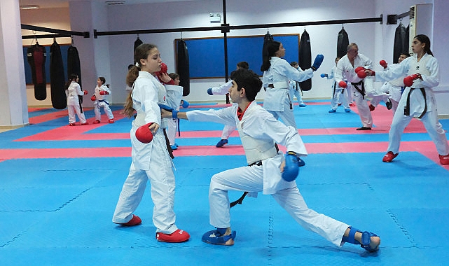 Kemer Belediye Başkanı Necati Topaloğlu’nun ücretsiz karate kursu imkanından faydalanan