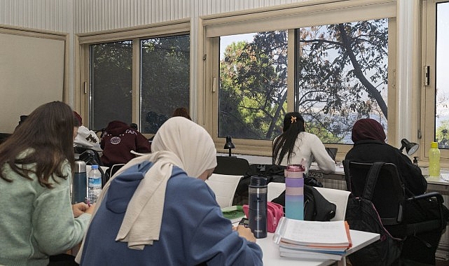 Kent genelinde yerleşik ve gezici olmak üzere sekiz kütüphanesiyle hizmet