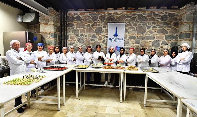 İzmir Büyükşehir Belediyesi Meslek Fabrikası’nın açtığı kurslara katılan iki kadın,