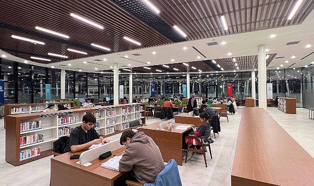 Büyükşehir Belediyesi’nin İzmit Mili İrade Meydanı’nda hizmete sunduğu Millet Kütüphanesi