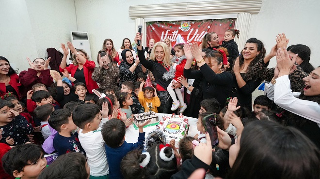 Tarsus Belediyesi’ne bağlı kreşlerde eğitim gören çocuklar, düzenlenen yılbaşı partisinde