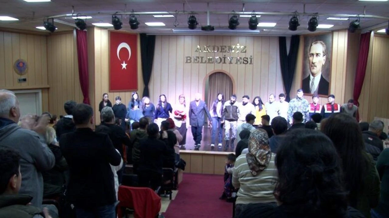 Oyuncular, “Ortaya Karışık” ile Sanatseverlere Unutulmaz Gece Yaşattı… Cem Levent