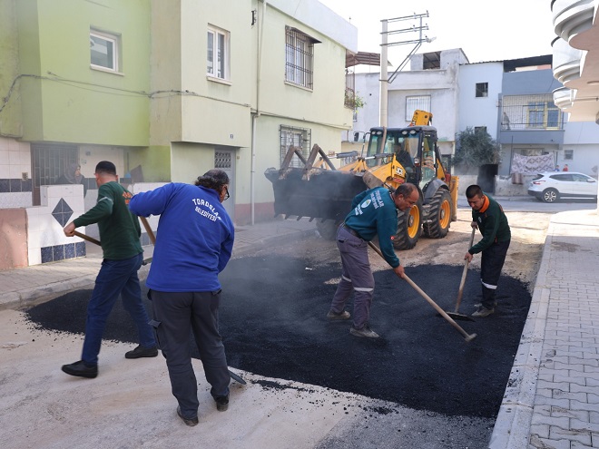 Toroslar Belediyesi Fen İşleri Müdürlüğü ekipleri, ulaşım kalitesini artırmak amacıyla