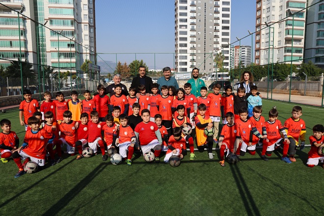 Toroslar Belediye Başkanı Abdurrahman Yıldız, belediyeye ait spor tesislerinin halka