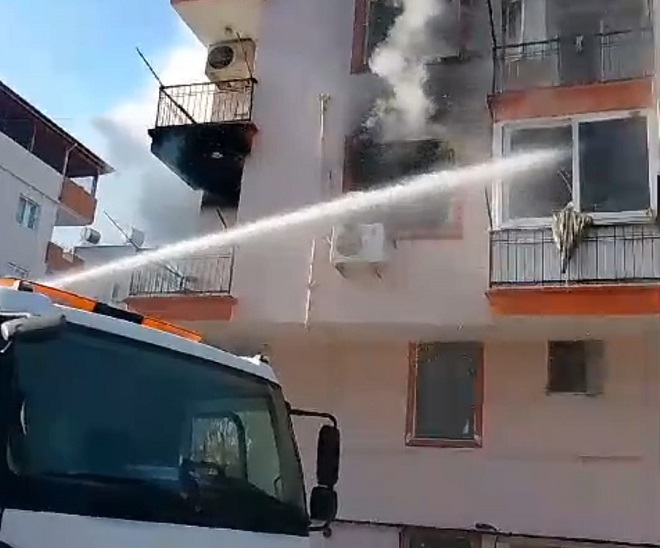 Parkta sulama yapan Yenişehir Belediyesi ekipleri çıkan yangını söndürdü Mersin’in