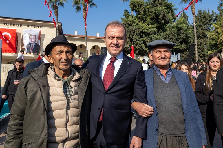 Mersin Büyükşehir Belediye Başkanı Vahap Seçer, başta Suriye iç savaşı