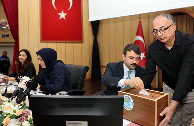 Akdeniz Belediye Meclisi, yeni yılın ilk toplantısını Eş Başkanlar Hoşyar