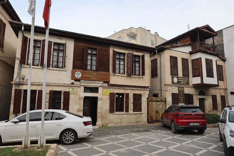 “KADIN DANIŞMA MERKEZİ KADINLARA YOL GÖSTERECEK” Akdeniz Belediyesi’nin, 8 yıl