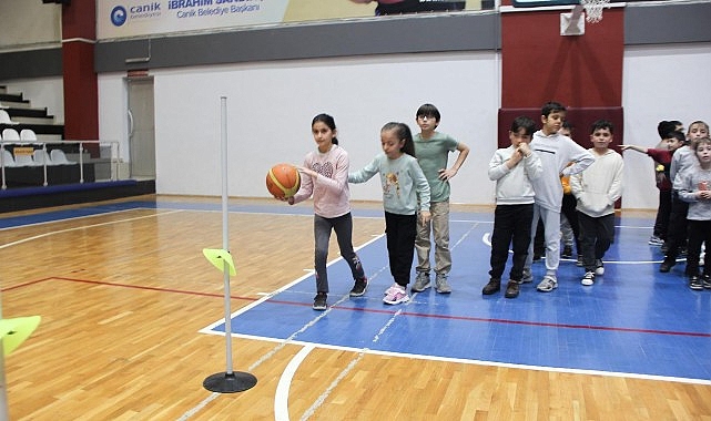 Canik Belediyesi'nin yarıyıl tatilinde düzenlediği ‘Parkur Etkinliği’ öğrencilerin ve velilerin