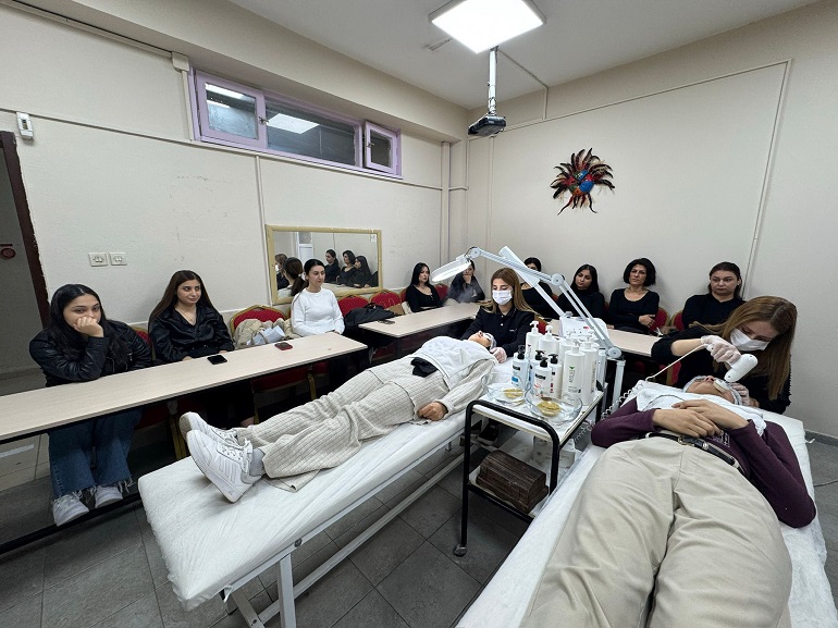 Mersin Halk Eğitim Merkezi, uluslararası alanda 30 Nisan’da kutlanan “Kuaförler