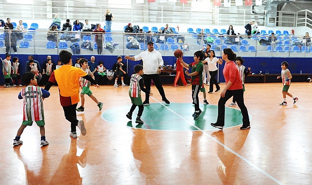 Karşıyaka Belediyesi, spor kurslarına devam eden çocuklar ve ailelerinin katılımıyla
