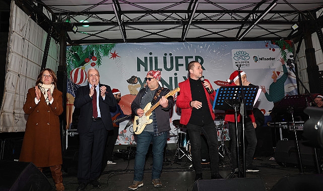 Nilüferliler, yeni yıla Cumhuriyet Meydanı’nda “Merhaba” dedi.