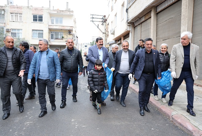 Toroslar Belediyesi tarafından düzenlenen “Mahallede Temizlik Var” kampanyası bu hafta