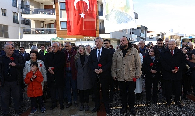 Güzelbahçe Yelki Mahallesi’nde bulunan Uğur Mumcu büstü önünde gerçekleştirilen törene