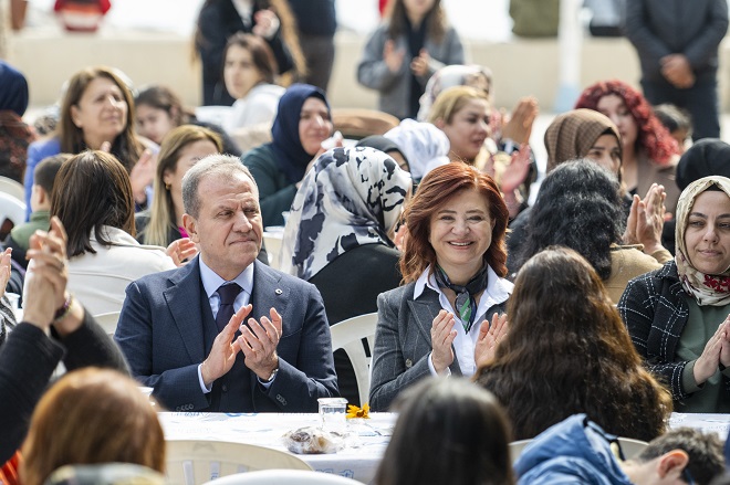 Mersin Büyükşehir Belediye Başkanı Vahap Seçer ve Mersinden Kadın Kooperatifi