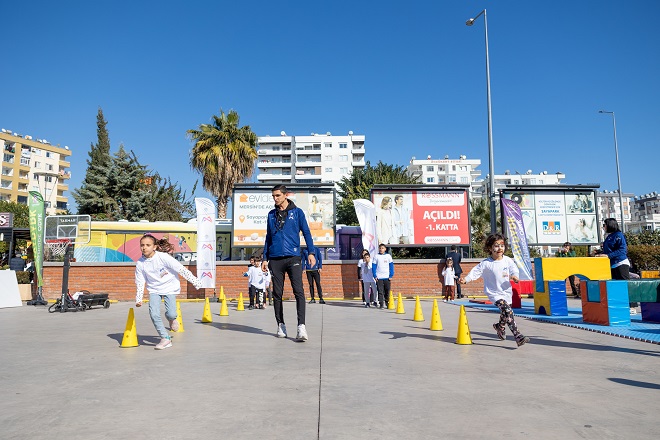 Mersin Büyükşehir Belediyesi Gençlik ve Spor Hizmetleri Dairesi’nin Sporbüs aracının