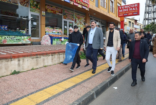 Toroslar Belediye Başkanı Abdurrahman Yıldız, mahallelerdeki temizlik çalışmalarını yerinde incelemek,
