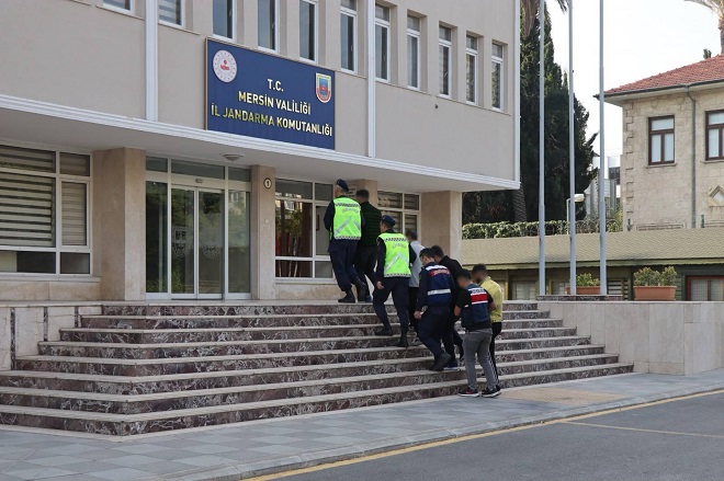 Mersin İl Jandarma Komutanlığı ekipleri aranan şahıslara yönelik icra ettiği