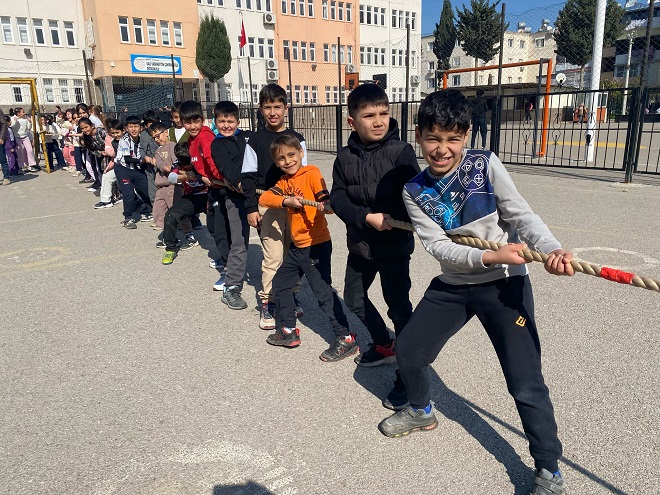 Minikler halat çekerek eğlendi