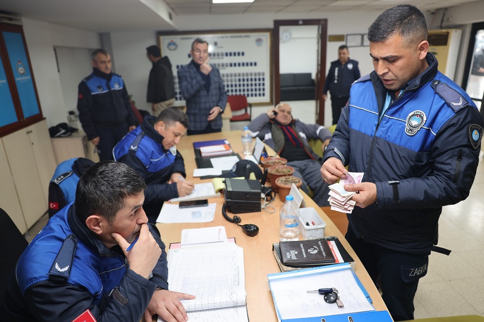 Akdeniz Belediyesi Zabıta Müdürlüğü ekipleri, kent genelinde gerçekleştirdikleri rutin denetimlerde