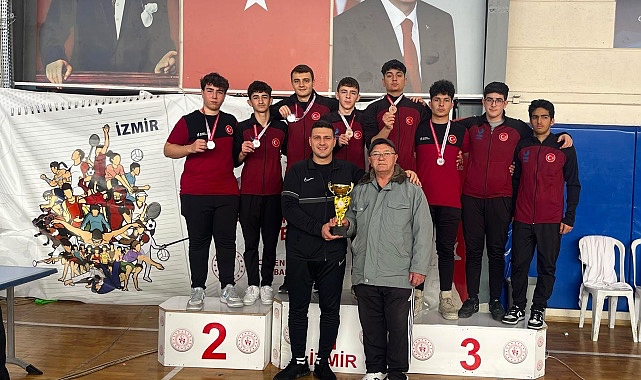 Aliağa’nın genç güreşçileri İzmir İl Müsabakalarında U-17 kategorisinde 5 madalya