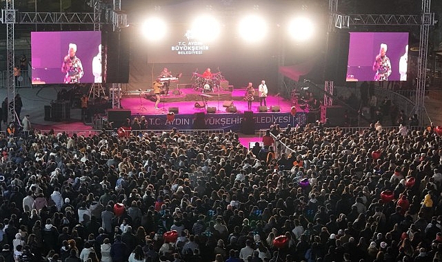 Büyükşehir Belediyesi tarafından düzenlenen 14 Şubat Sevgililer Günü konserinde Pamela