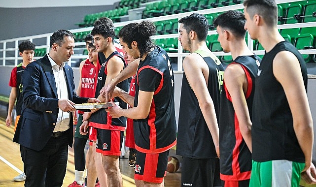 Bornova Belediyespor’un İzmir 4’üncüsü olan U16 ve U18 basketbol takımları,