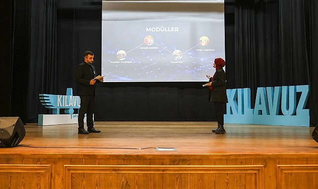Halkevi Gençlik Merkezi’nde gerçekleşen Akademi Üniversite Sosyal İnovasyon Lansmanı’nda gençlerle