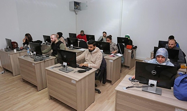 Canik Belediye Başkanı İbrahim Sandıkçı, CAMEK'te kursiyerler tarafından üretilen mobilyaları