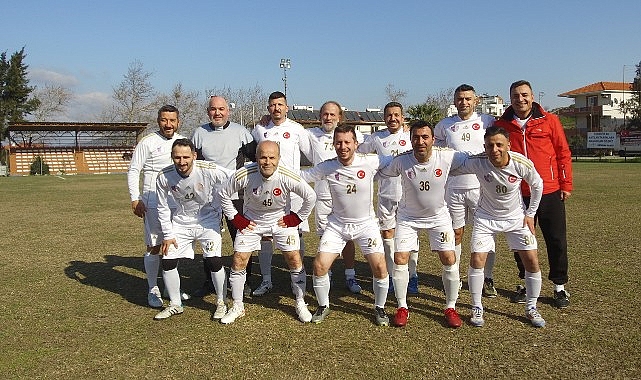 Masterler futbolunda İzmir’in köklü iki takımı Foça’da karşılaştı.