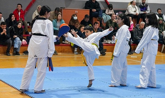 Gaziemir Belediyesi’nin düzenlediği taekwondo kursuna katılan 100 sporcu, kursta öğrendikleri