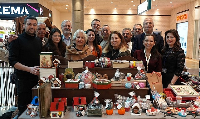 Gaziemir Belediyesi, Cumhuriyet Semtevleri’nde düzenlediği kurslara katılan kadınların el emeği