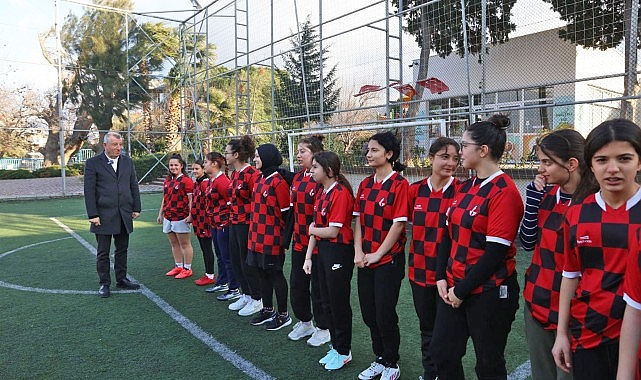 Güzelbahçe Belediyesi Kız Futbol Takımı, ilk antrenmanına Güzelbahçe Belediye Başkanı