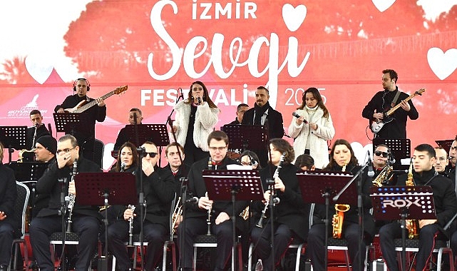 İzmir Büyükşehir Belediyesi tarafından Kültürpark’ta düzenlenen Sevgi Festivali, birbirinden renkli