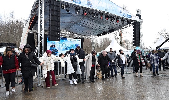 KARFEST 25’te sahneden yükselen müziğe eşlik eden misafirler, horon oynayarak