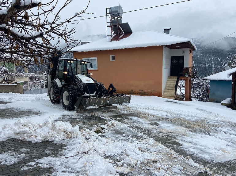 Toroslar Belediyesi, kırsal bölgelerde kar yağışının etkili olmasıyla birlikte yol