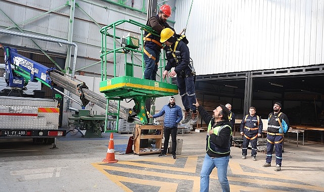 Kartepe Belediyesi personeline iş güvenliği uzmanları tarafından uygulamalı olarak yüksekte