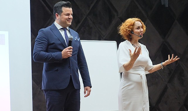 Televizyon sunucusu ve spiker Gülşen Gonca Ertuğrul, Kemer Belediye personeline