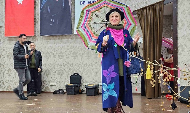 Gölcük Belediyesi tarafından düzenlenen Örgü Festivali;  maharetti kadınların ellerinden ortaya